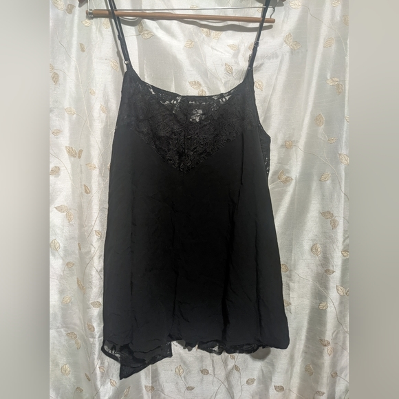 Flowy sleeveless shark bite top w lace trim 🖤 - Picture 5 of 5